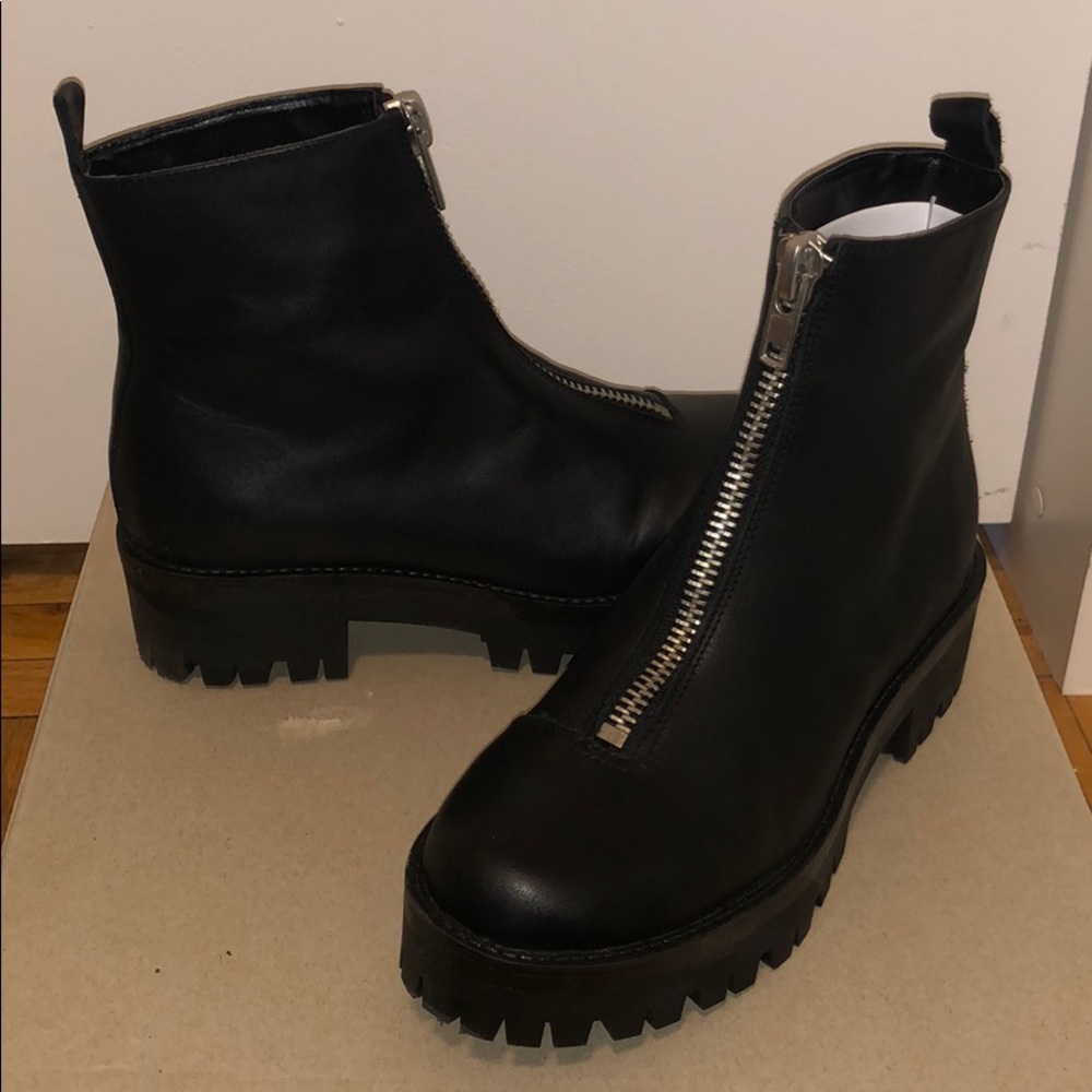 NWT Urban Outfitters Cleo Front Zip Boot
